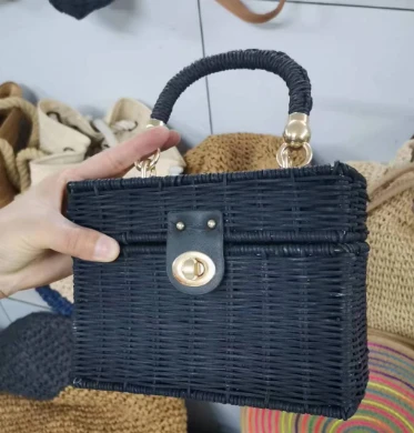 Crossbody kabelka v čiernej farbe z prírodného ratanu