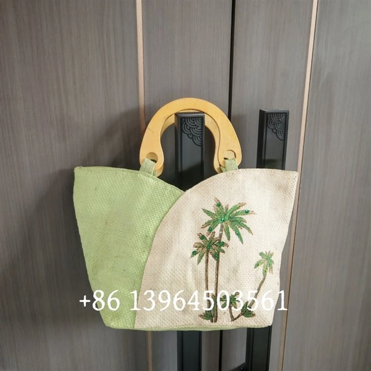 Kabelky bambusu tkané slamy