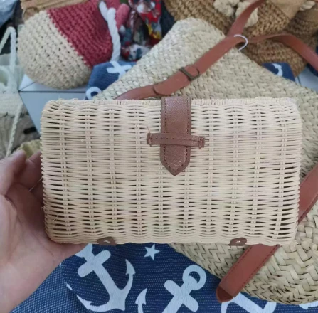 Malá, ručne tkaná večerná taška z ratanu