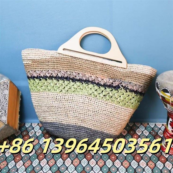 Kabelka Raffia s drevenými rukoväťami