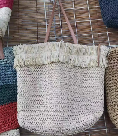 Nákupná dámska taška so strapcami v béžovej farbe